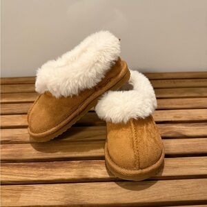 Wonder Nation Tan and White Kids Slippers